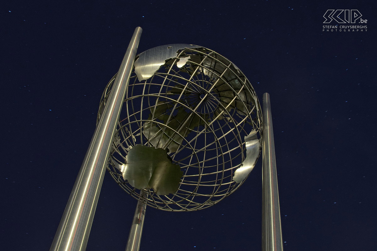 Avondfotografie in Duisburg - Mercator globus Enkele foto’s van een avondje fotograferen in Duisburg. ‘Tiger and Turtle’ is een kunstwerk in de vorm van een achtbaan. In een klein park kan je dan weer de Mercator wereldbol terugvinden. Stefan Cruysberghs